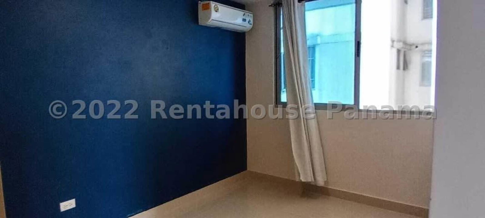 Bedroom with large window in apartment Panama PH Park View