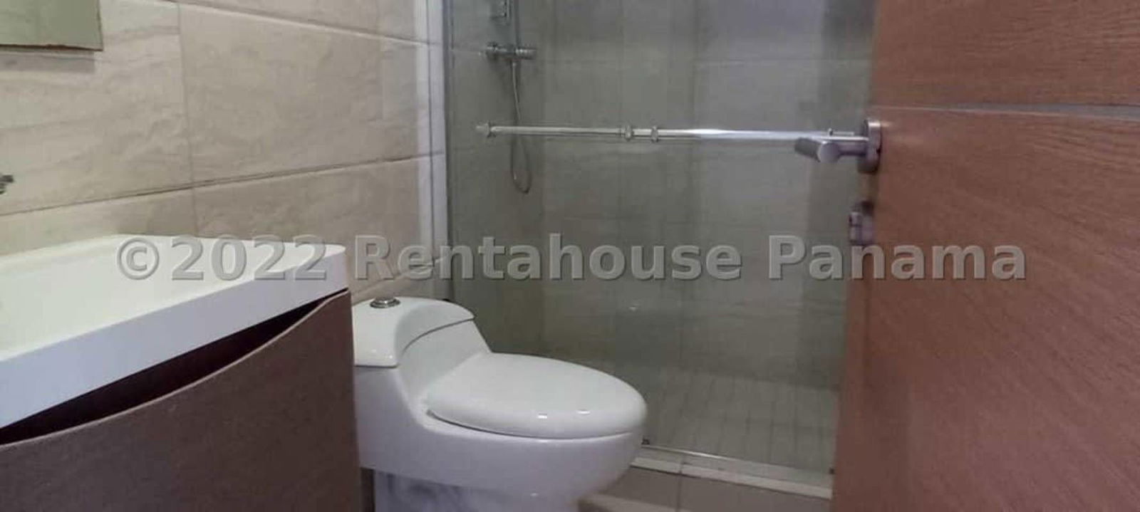 Modern bathroom with enclosed glass shower in PH Park View Panama apartment for sale