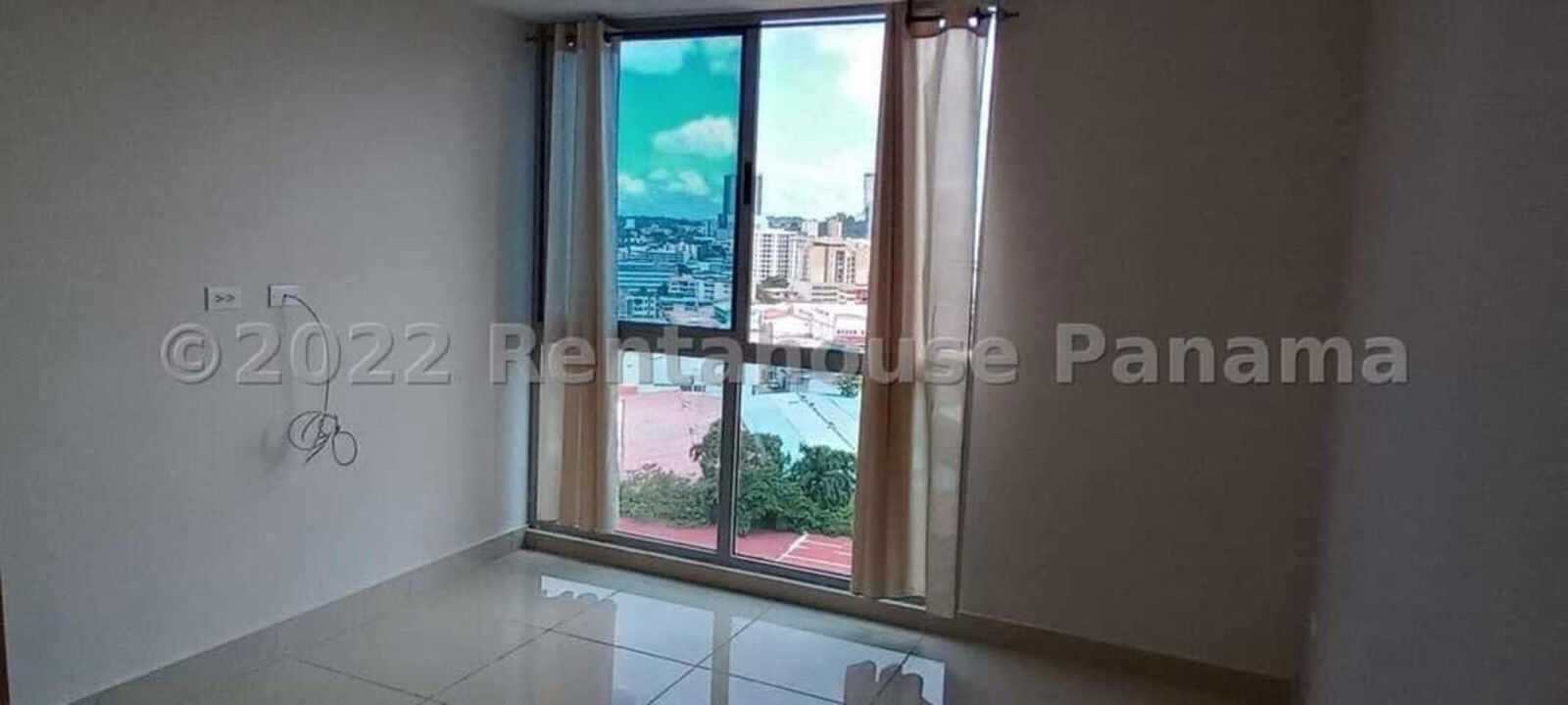 Modern bedroom with AC and window city views in PH Park View Panama