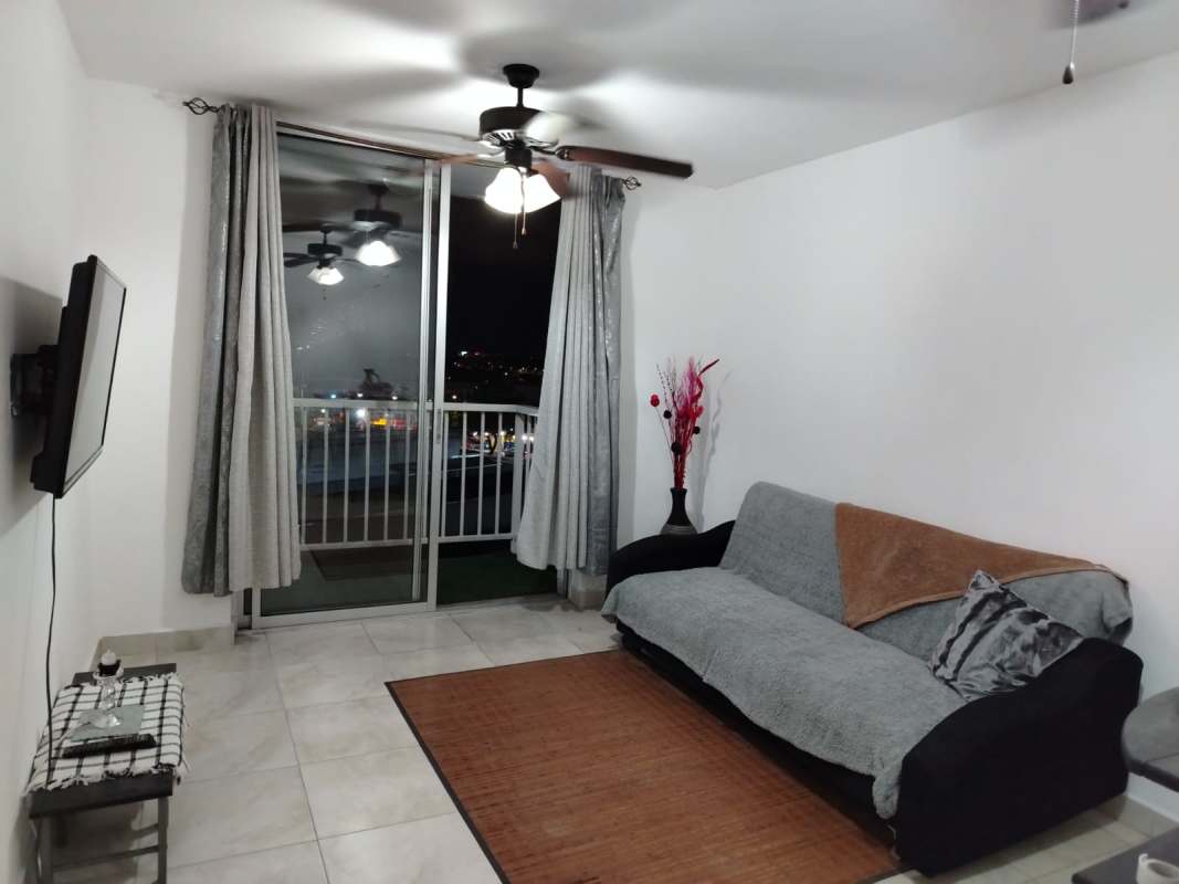 Living room with tiled floors, sliding glass balcony doors and ceiling fan in PH Mystic Tower Panama