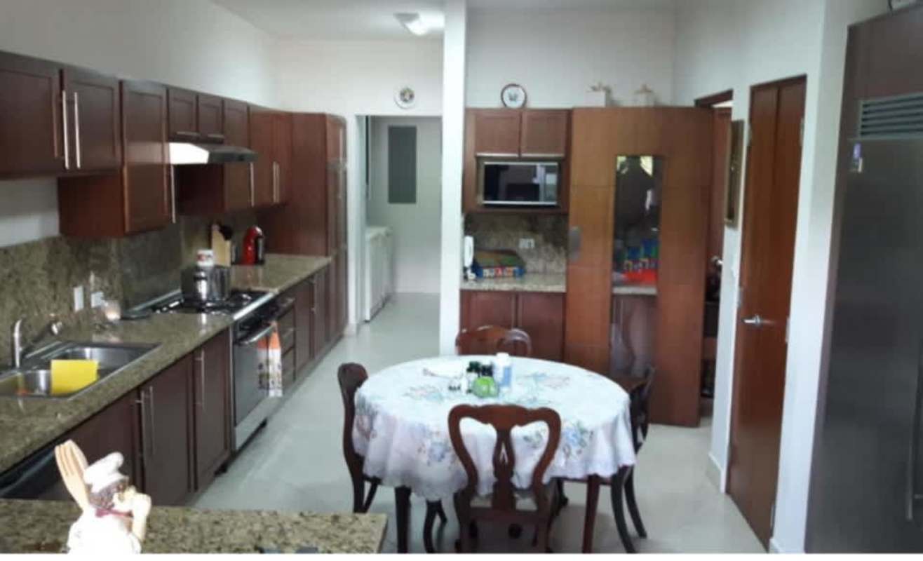 Spacious master bedroom with ensuite bathroom, closet, traditional decor at Embassy Club Clayton Panama