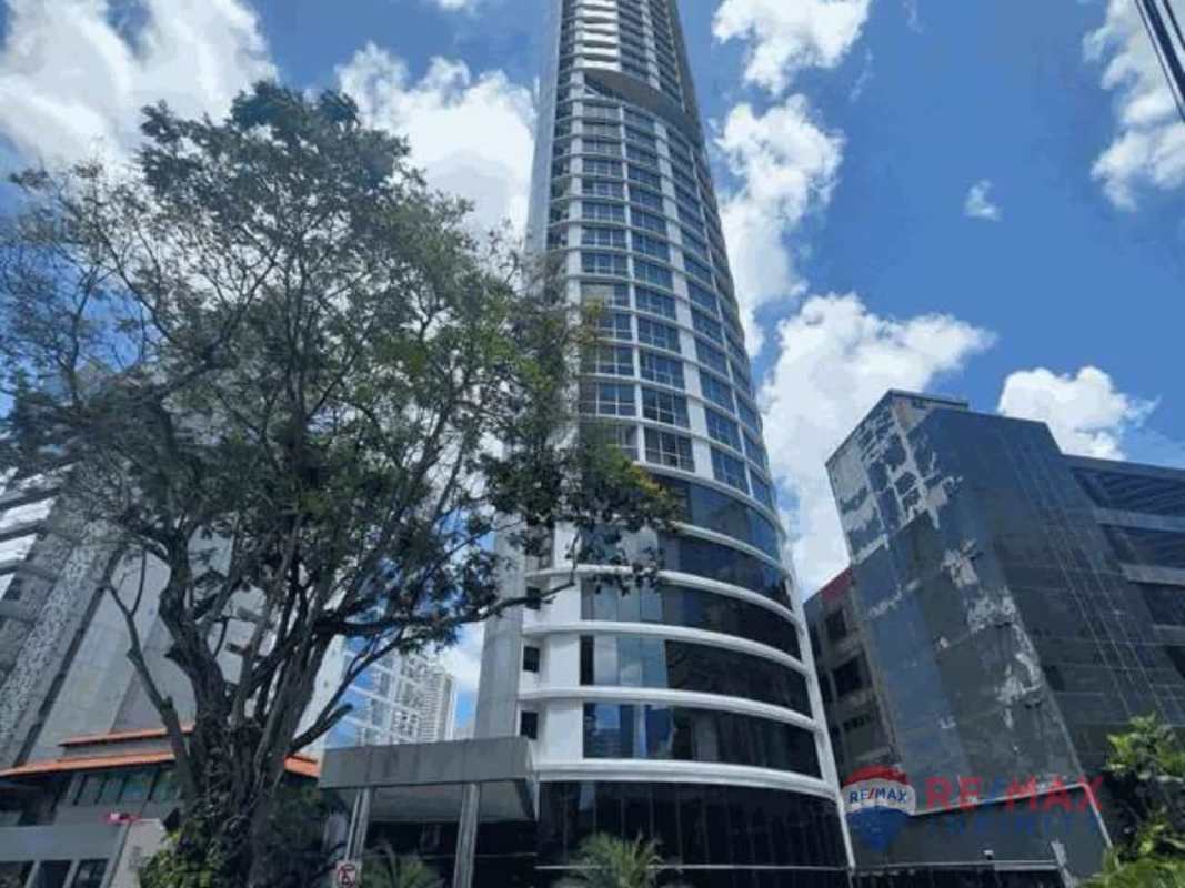 Master bedroom with walk-in closet and city views in PH Denovo Obarrio Panama