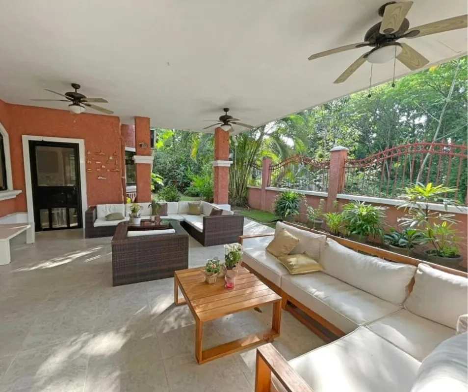 Covered terrace with ceiling fans, garden view luxury rental house in Los Lagos Clayton