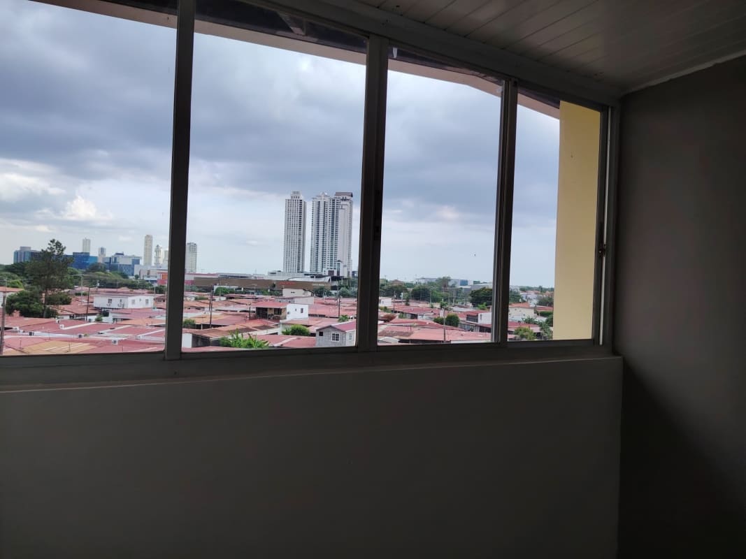 Bright empty bedroom with windows, white tile, and natural light PH Campo Limberg