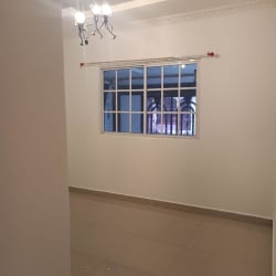 Living room with large window, tiled floor in house for rent in Alto de San Judas Colón