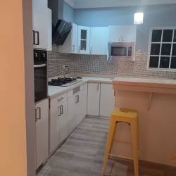 Bathroom with glass-enclosed shower and white fixtures in Alto de San Judas house Colón Panama