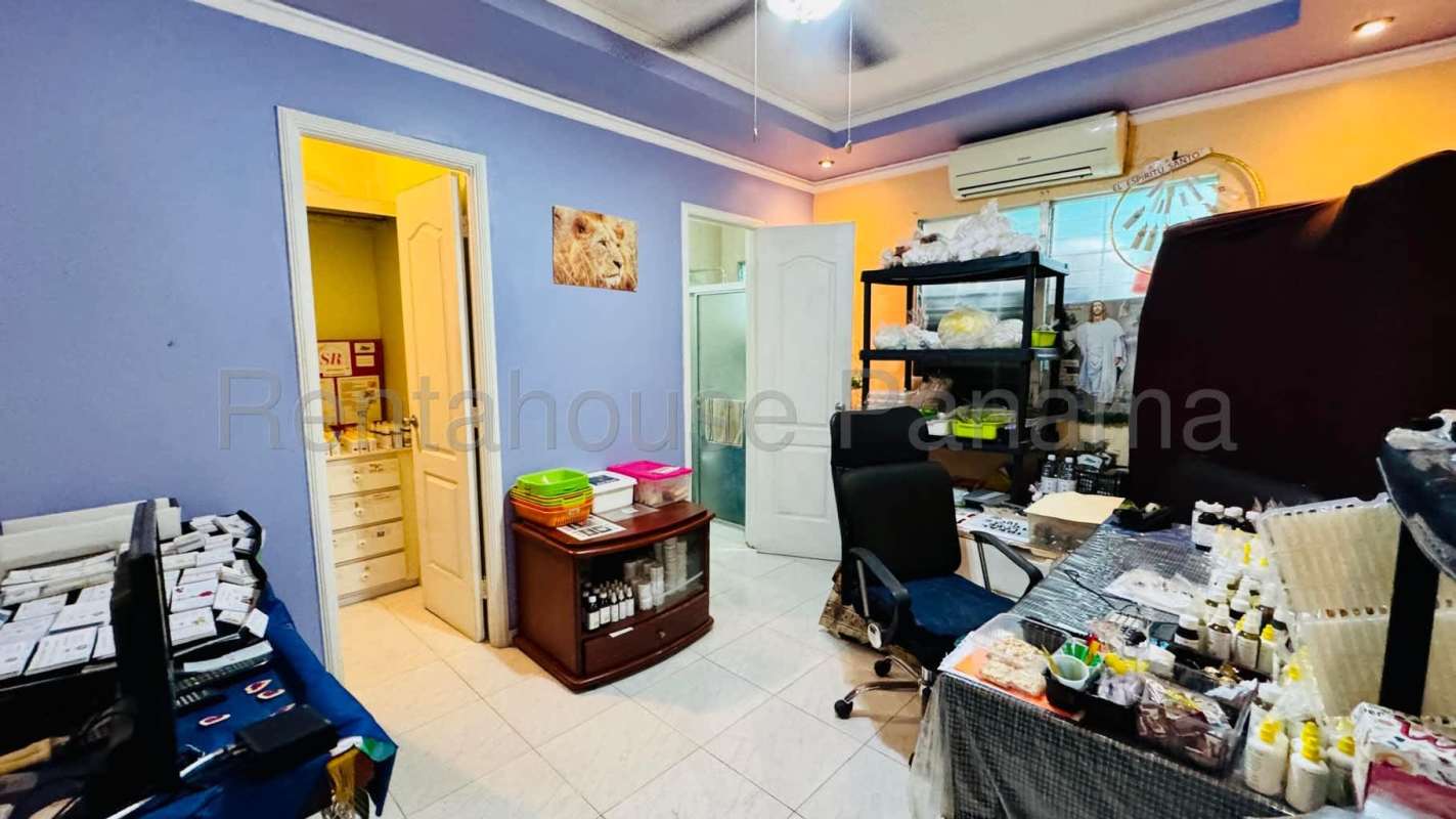 Multipurpose workshop room with blue walls, shelving, AC in Quintas Monticello Panama