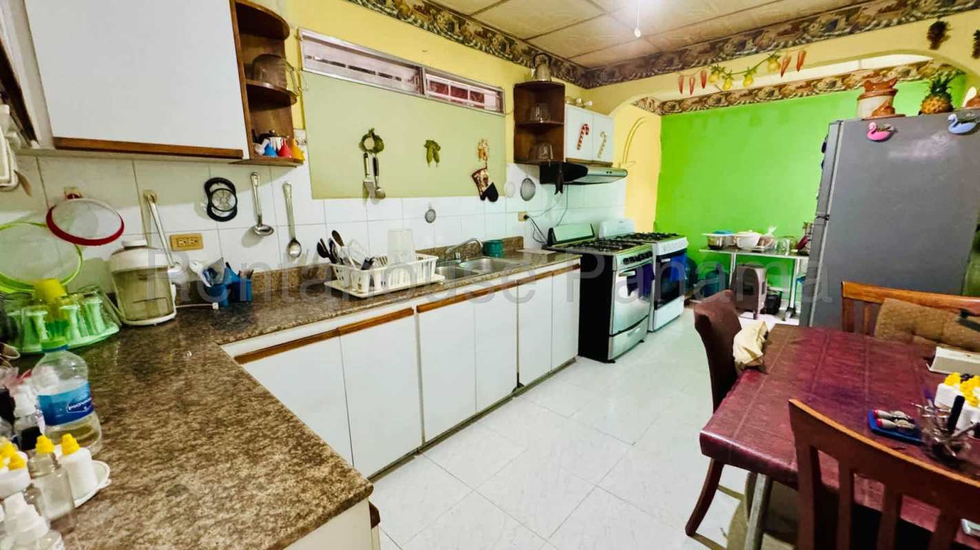 Traditional kitchen with granite countertop, double sink, gas stove in Panama house for sale