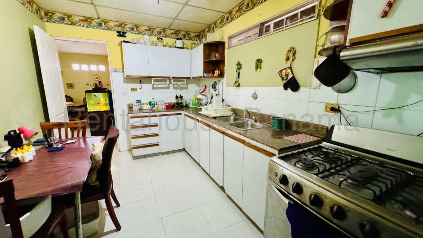 Bedroom with yellow walls, double closet doors, ceiling fan in Quintas Monticello Panama