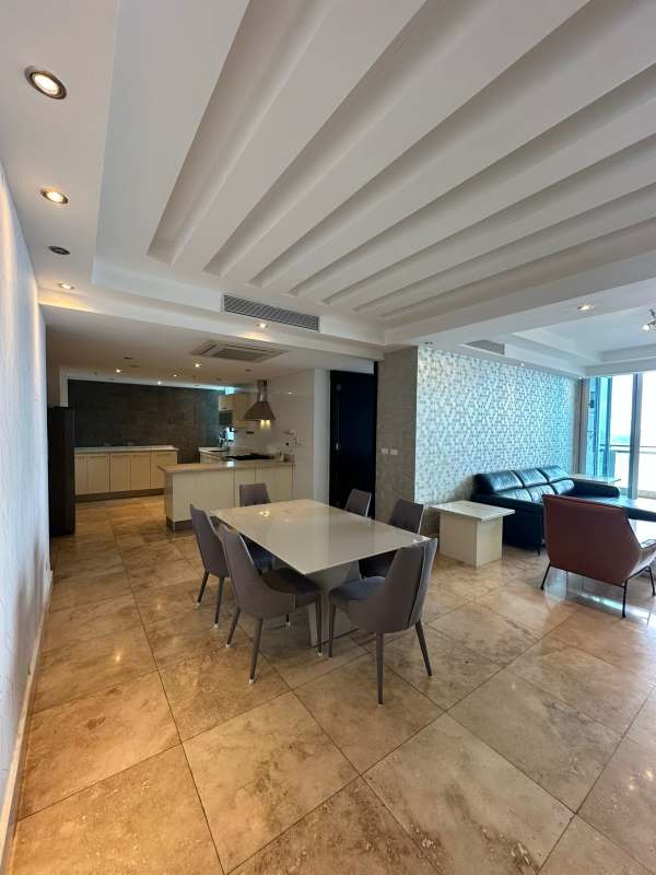 Spacious living and dining area, marble floors, open kitchen PH Coco del Mar Panama