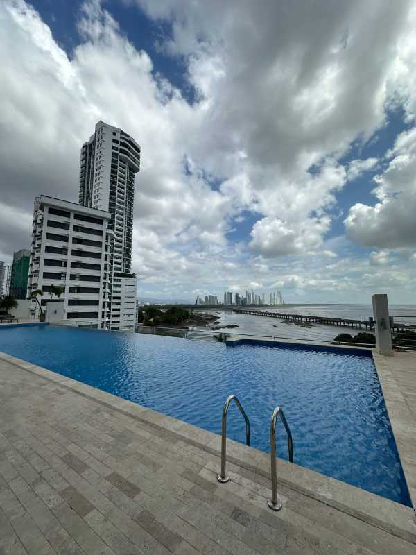 Rooftop infinity swimming pool with ocean and skyline view PH Coco del Mar Panama