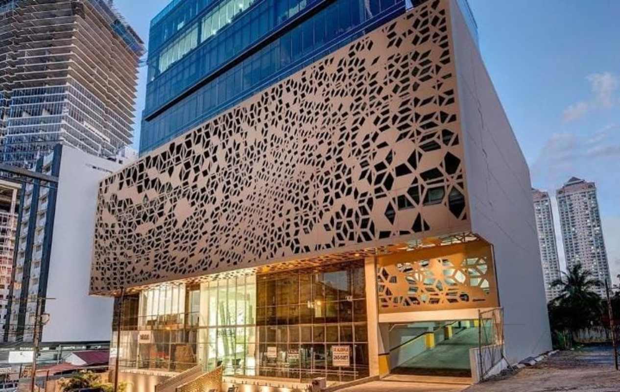 Geometric facade of PH Habitáts Plaza with glass entrance and metallic design in Obarrio