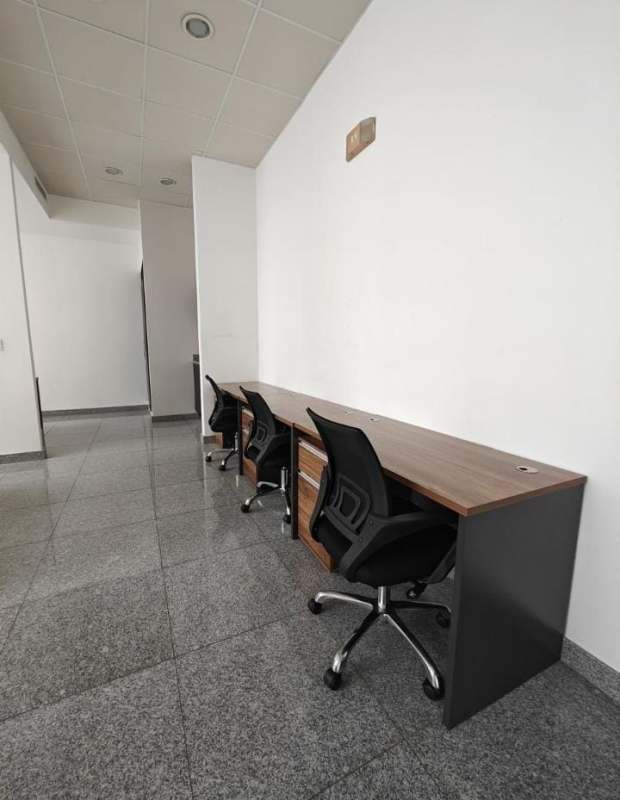 Shared open office area with desks and chairs in PH Habitáts Plaza Obarrio Panama