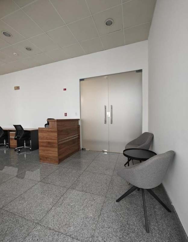 Professional reception area with granite floors and wooden counter at PH Habitáts Plaza in Obarrio