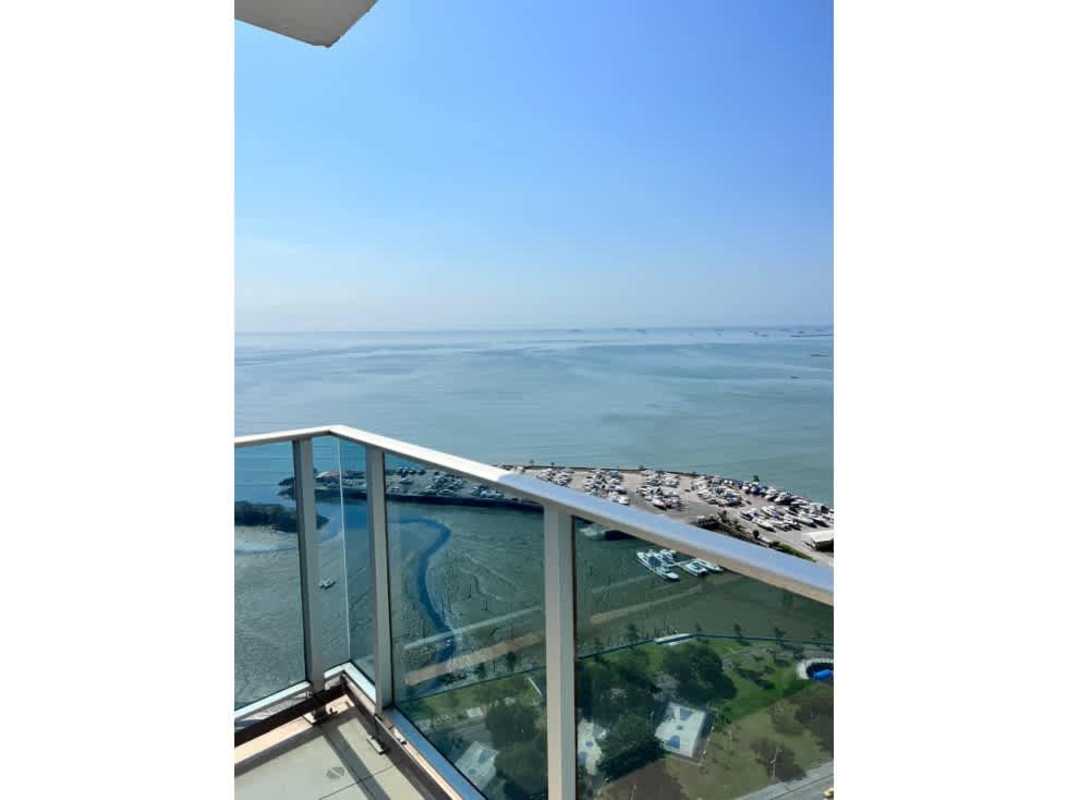 Kitchen with granite countertops and stainless appliances in Avenida Balboa apartment PH White Tower Panama