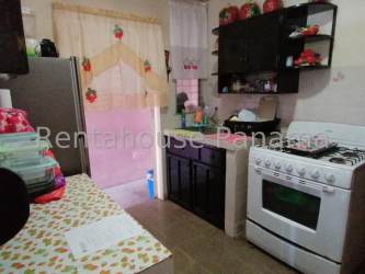 Bedroom decorated in pink and purple with AC, wall-mounted TV and dresser Lomas de Mastranto house Panama