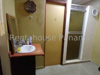 Basic bathroom with sink, mirror, shower Lomas de Mastranto La Chorrera for sale