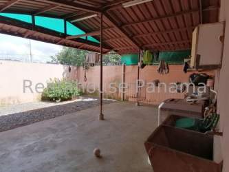 Covered outdoor laundry patio with sink, metal roof, gravel border in Lomas de Mastranto Panama house