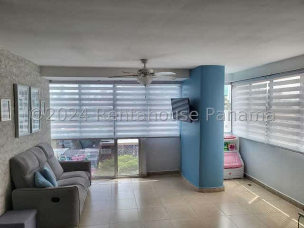 Outdoor pool with city views PH Fairmont San Francisco Panama apartment amenities