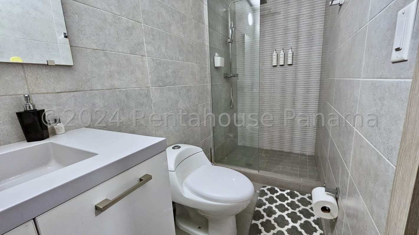 Rooftop infinity pool overlooking Panama City skyline at PH La Cresta Bella Vista