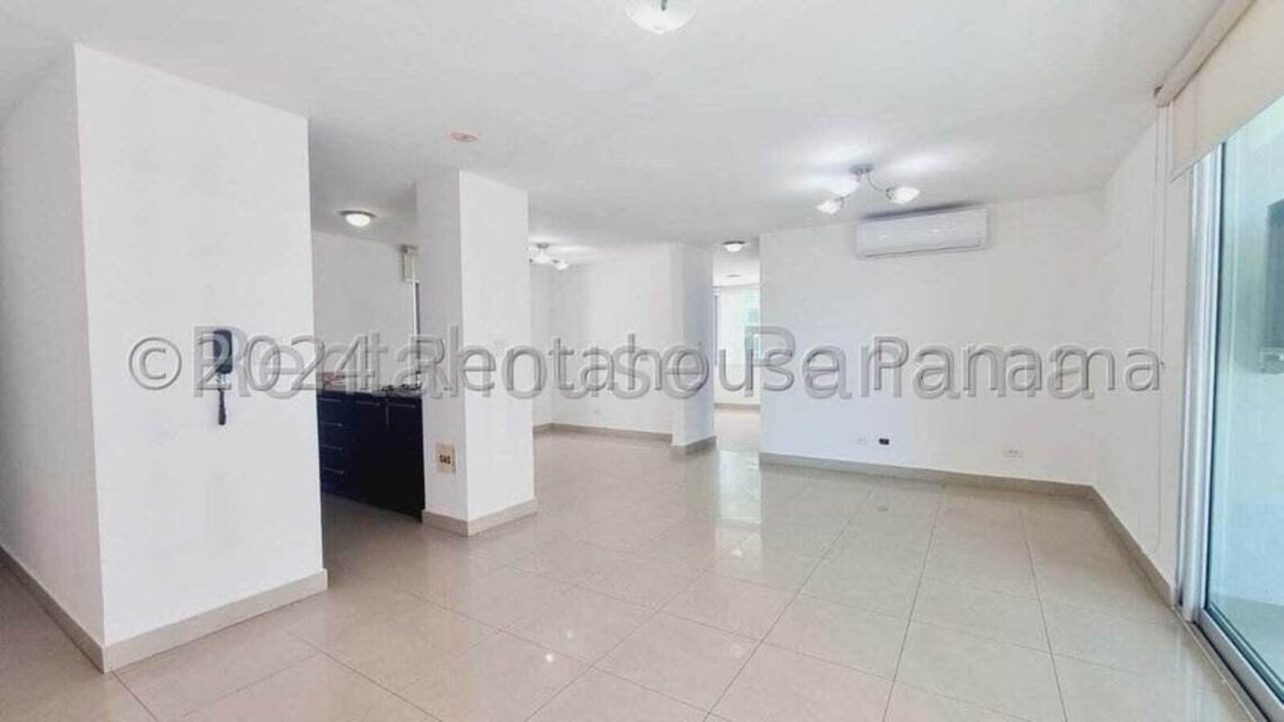 Bright bedroom with closet, roller blinds, tile floor, AC in PH Pijao Costa del Este