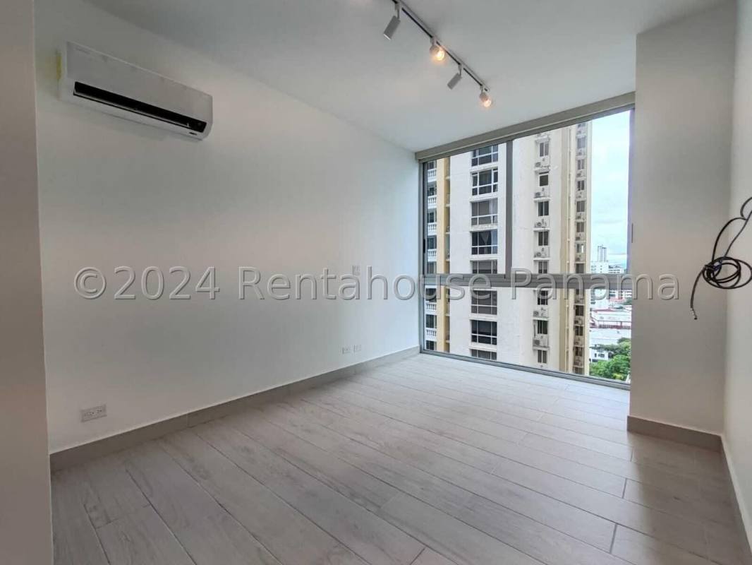 Modern bedroom with AC, large window and closet in PH Metropolitan Tower Obarrio Panama