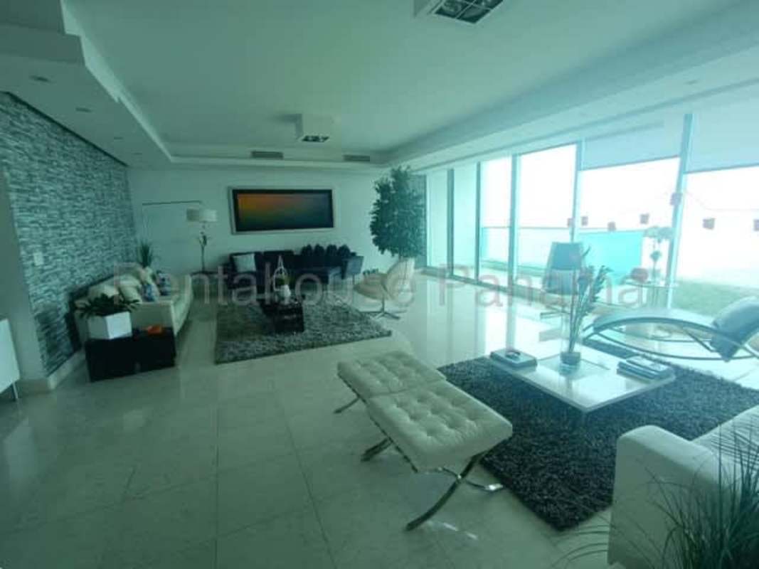 Gourmet kitchen with granite countertops, built-in appliances, and breakfast nook in PH Mirador Costa del Este Panama