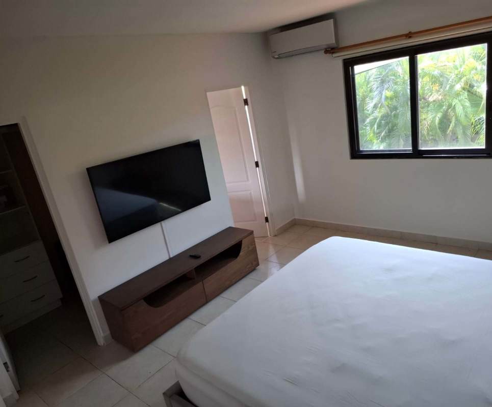 Living and dining room with ceramic floors, natural light, access to backyard garden in Versalles Panama