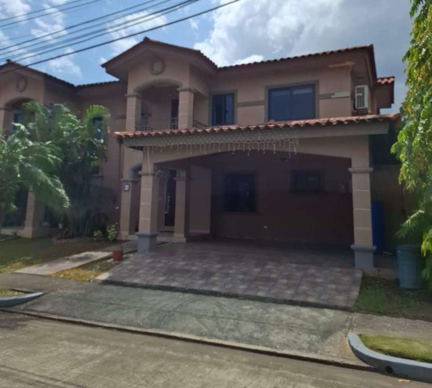 Dedicated study or home office bright with built-in desk and cabinets in Versalles Panama