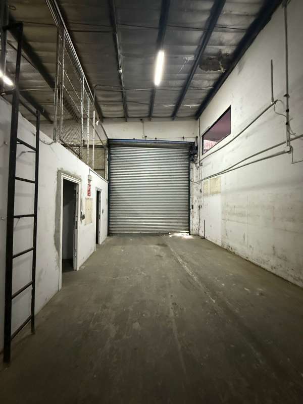 Industrial warehouse with roll-up door, office space and concrete flooring in Panama City