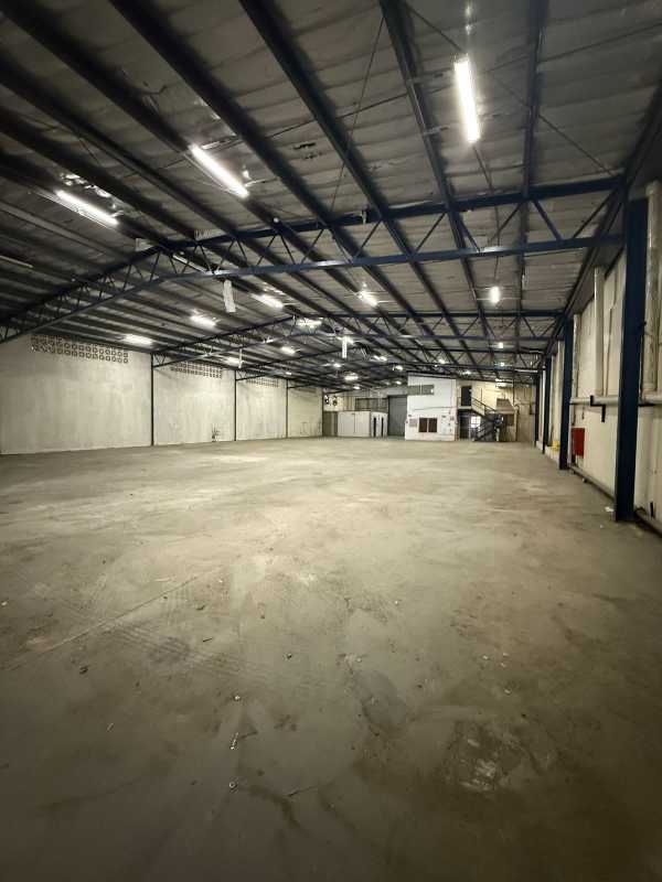 Interior loading zone with garage door and office area in warehouse 12 de Octubre Panama