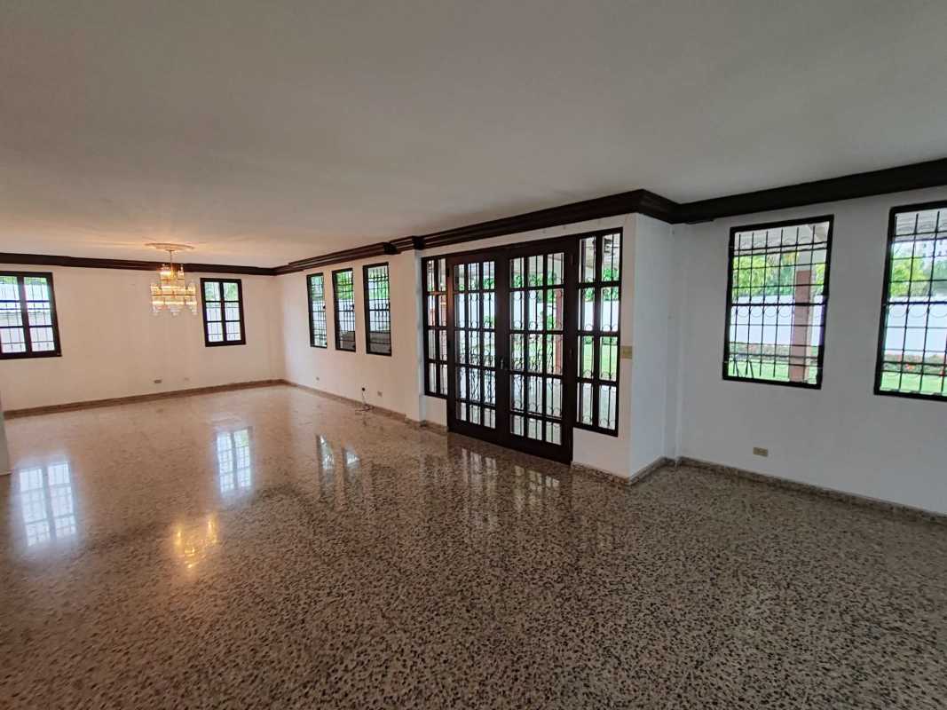 Luxury 5BR House with Pool in Altos del Golf Panama