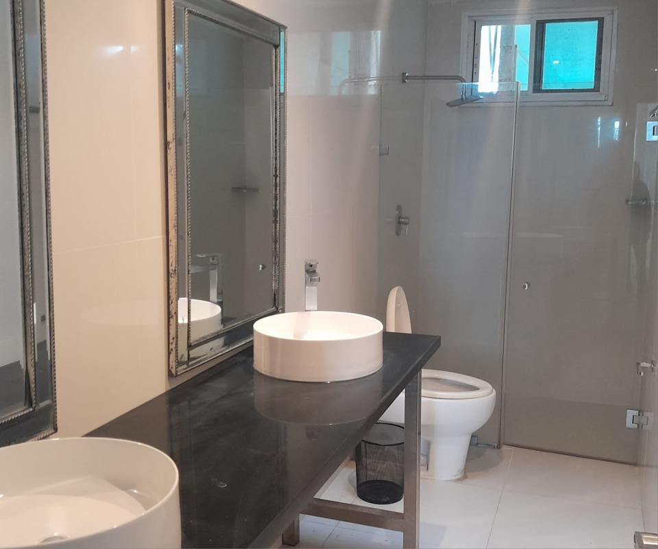 Office space or family den with windows, adaptable for business or residential use in Panama City