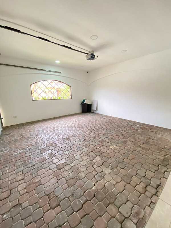 Furnished 3BR House with Gym, Terrace, Garden in Costa Sur - View 5