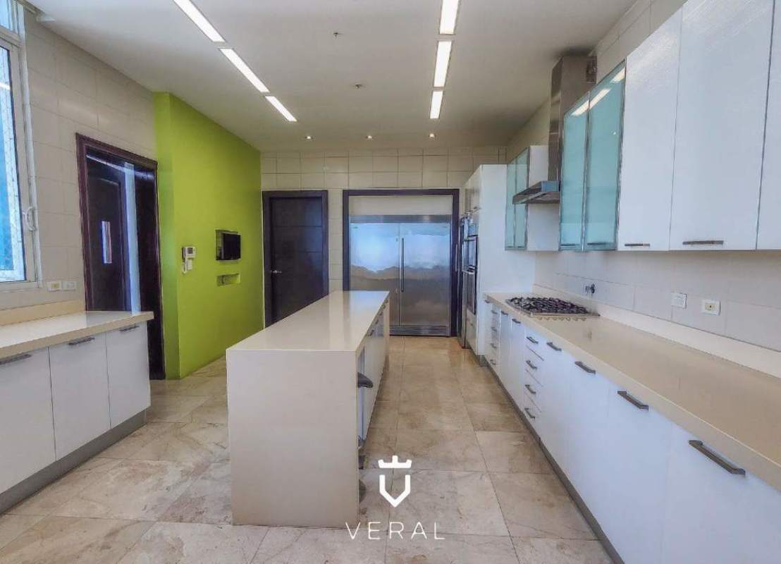 Bright spacious bedroom with marble floors and panoramic sea views in PH Vitri Tower Panama