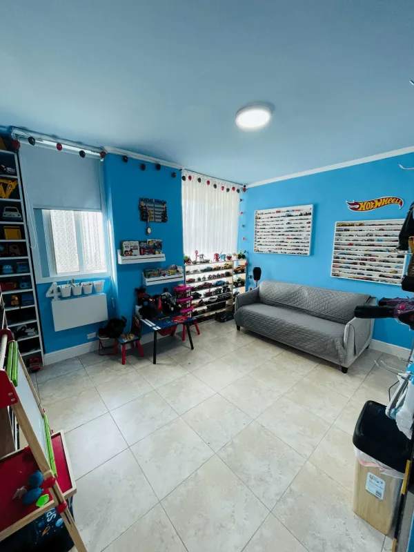 Open plan living and dining space, balcony access, skyline views, PH Pacific Point Panama