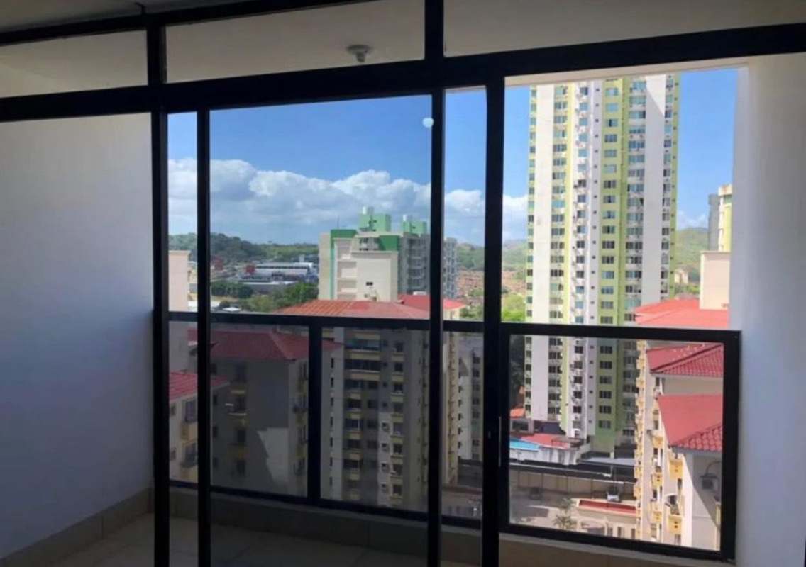 Bedroom with split air conditioner, built-in wooden wardrobe, ceramic floors, PH Terrazas del Rey Condado del Rey Panama