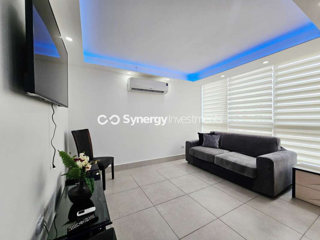 Large bedroom with big windows, skyline view, built-in wardrobe in PH Park 47 Obarrio Panama