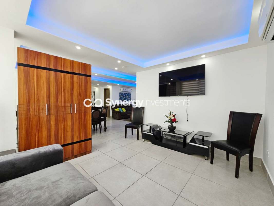 Modern open-concept kitchen and living room with island and city views in PH Park 47 Panama City