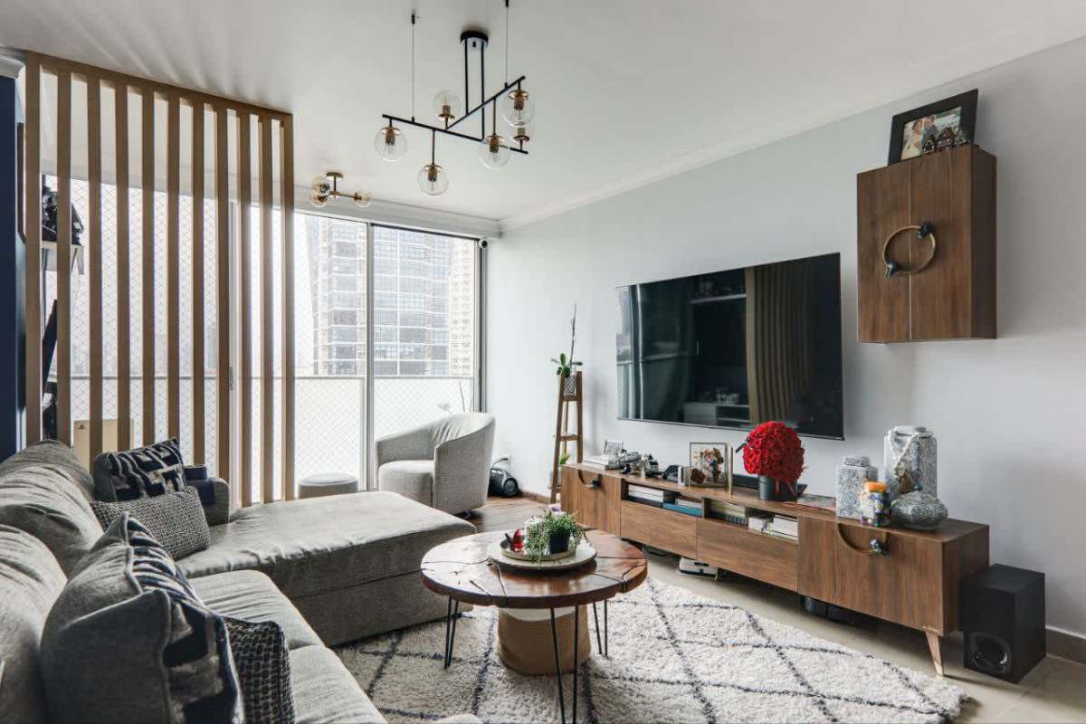 Dining area with modern chandelier open kitchen blue accent wall PH Pacific Sun Panama