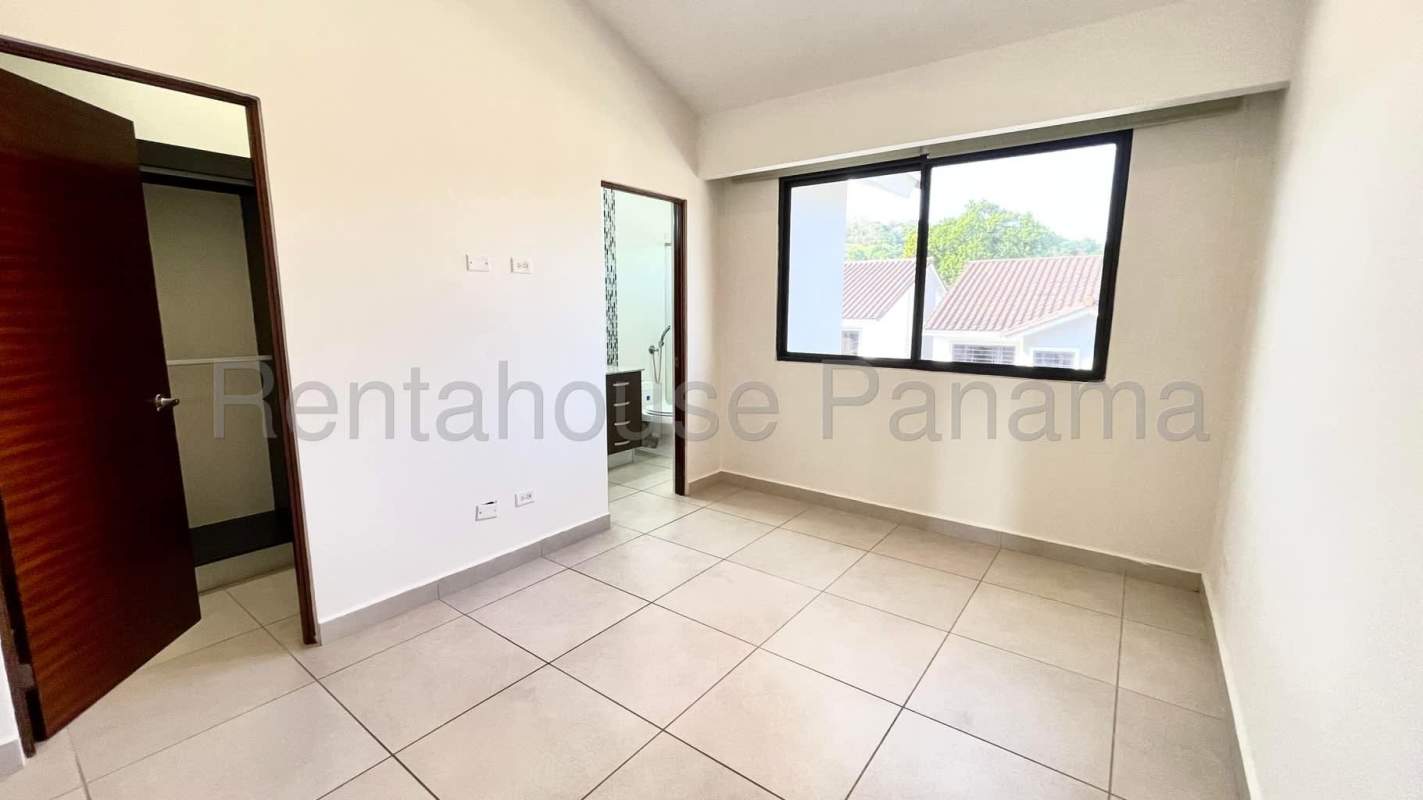 Bright living room with split AC, tile floors, large windows PH Sierra Nevada Brisas del Golf Panama