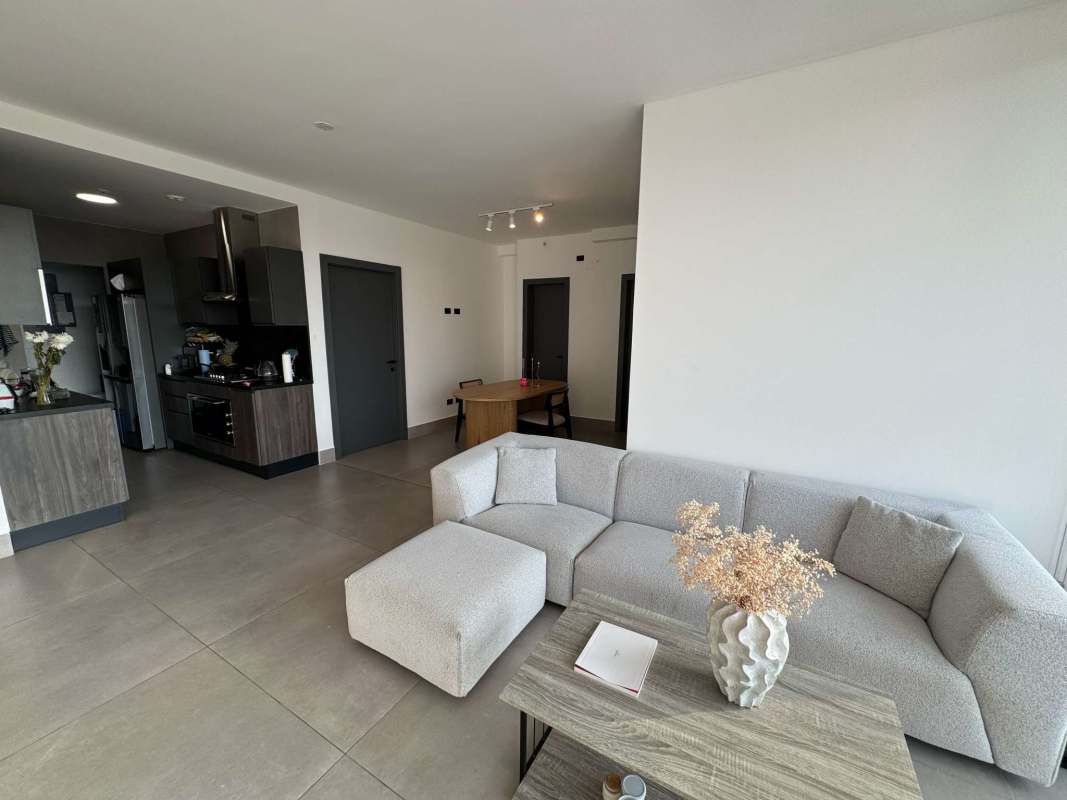 Contemporary kitchen with quartz counters, breakfast bar at Victory Sport Tower Panama City