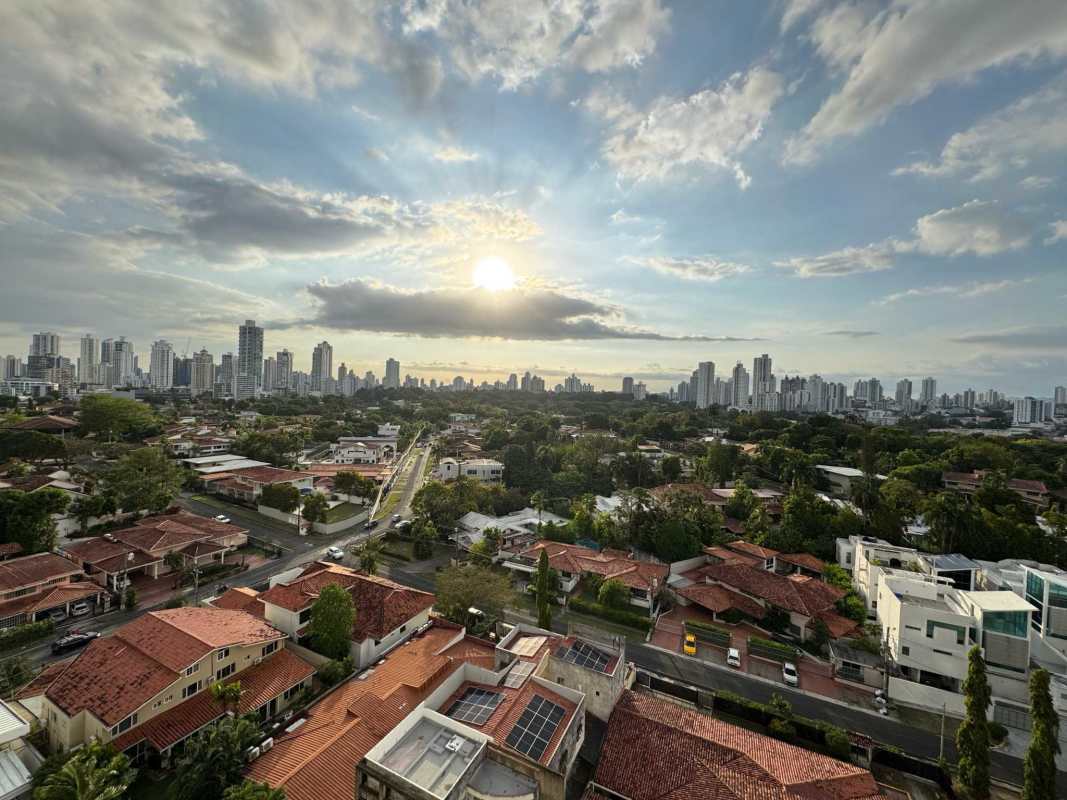 Stunning sunset skyline ocean view from balcony Victory Sport Tower Coco del Mar