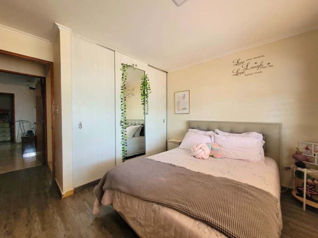 Bedroom with mirrored wardrobe modern decor Brisas del Golf Panama