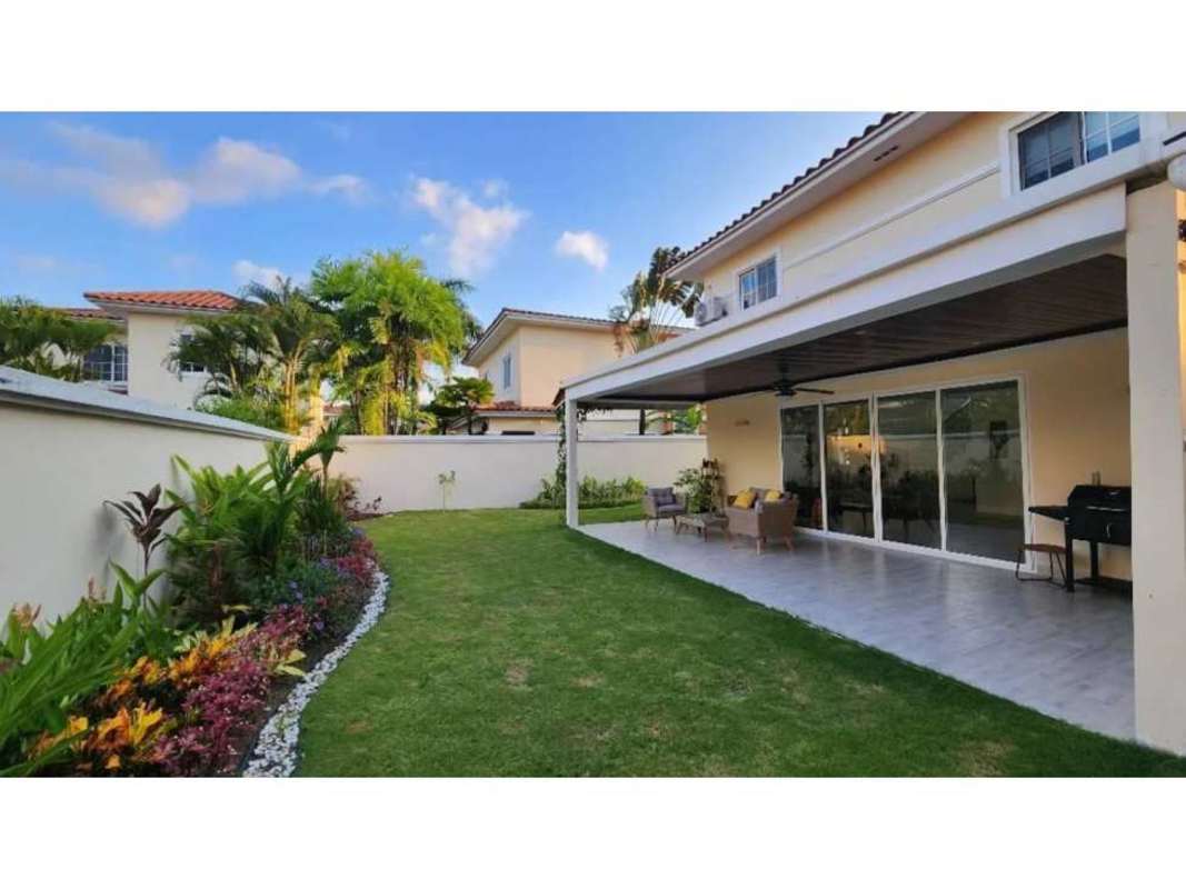 Covered backyard patio and garden view at Villa Valencia Costa Sur luxury rental Panama
