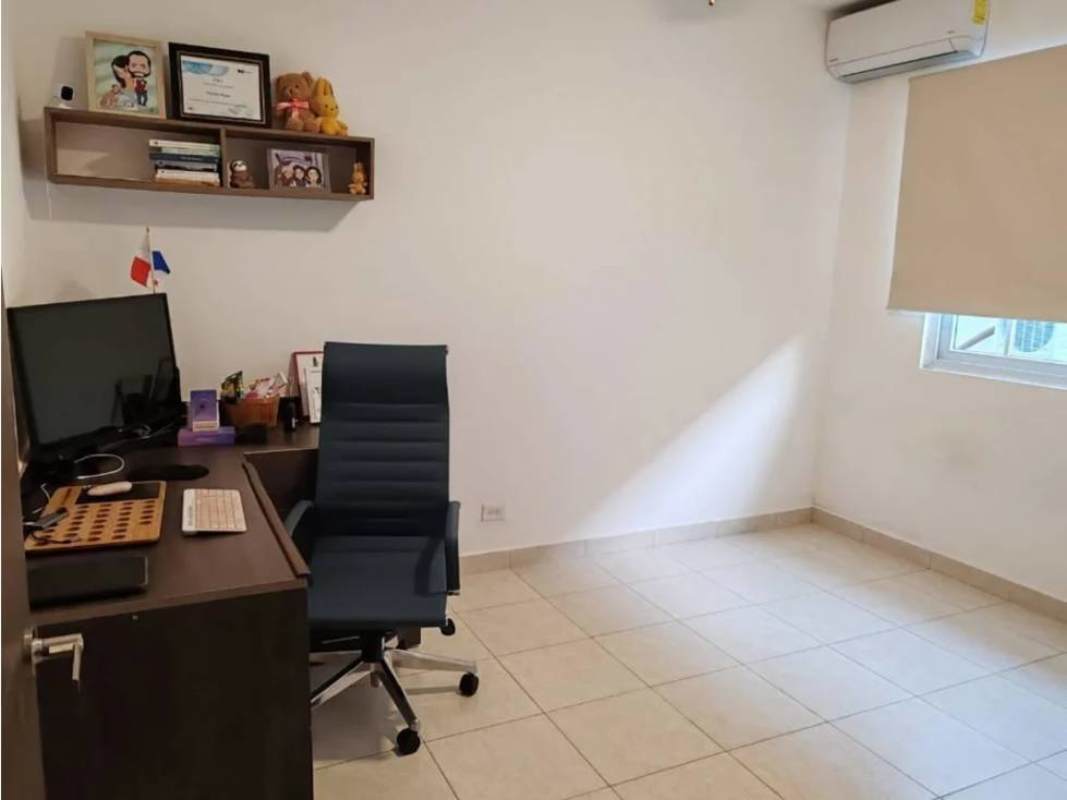 Spacious master bedroom with closet and AC in Villa Valencia Costa Sur Panama