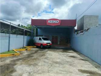 Covered parking area in front of commercial retail space in Terrónal David Panama
