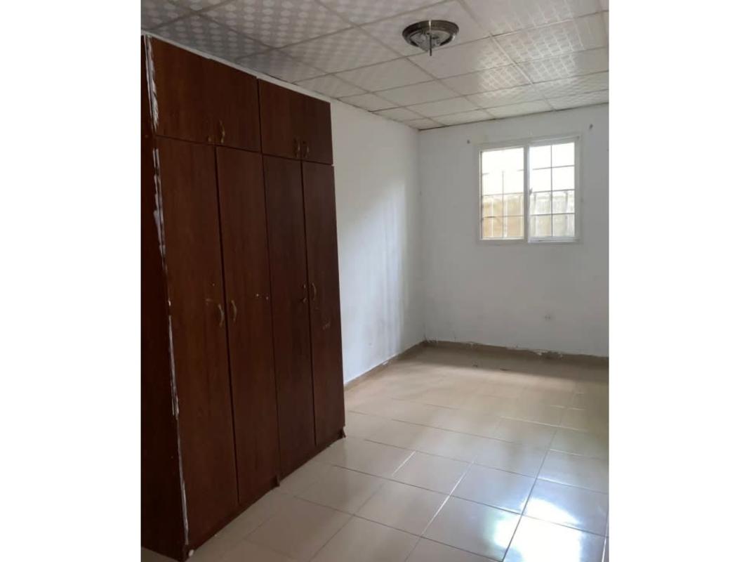 Bedroom with built-in mirror closet, wall shelves, tiled floor in house for rent El Crisol Panama