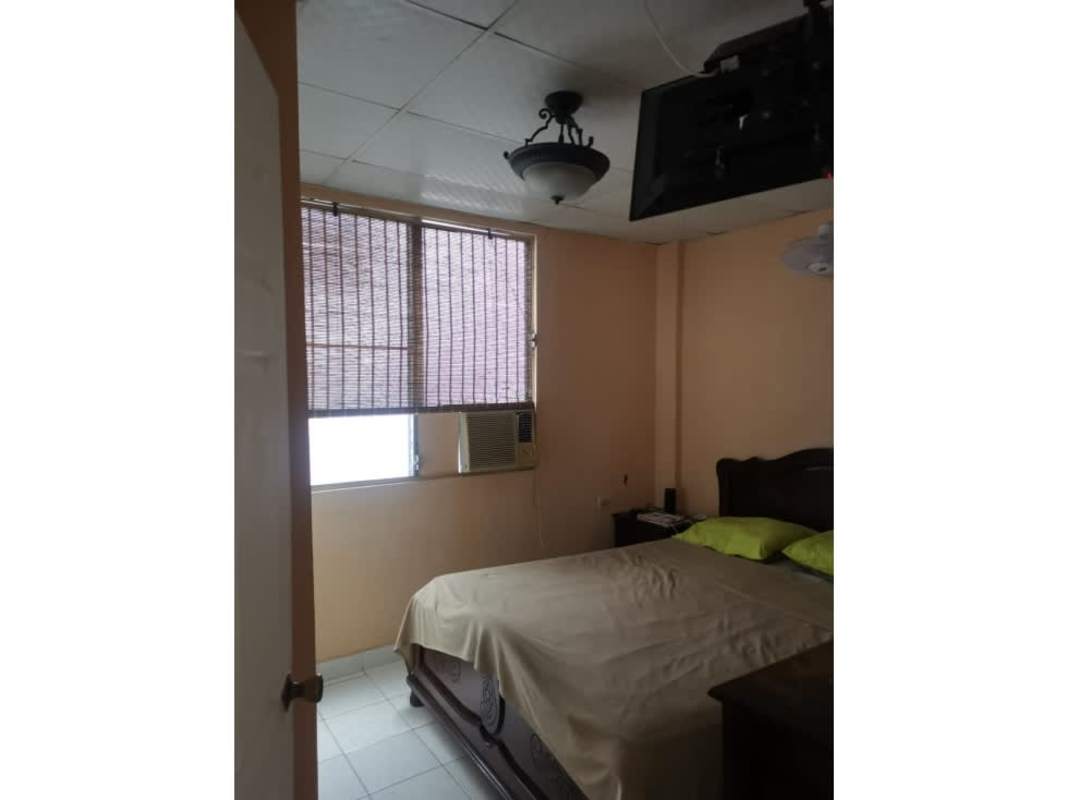 Simple bedroom with blinds and tiled floor PH Aramis Carrasquilla Panama