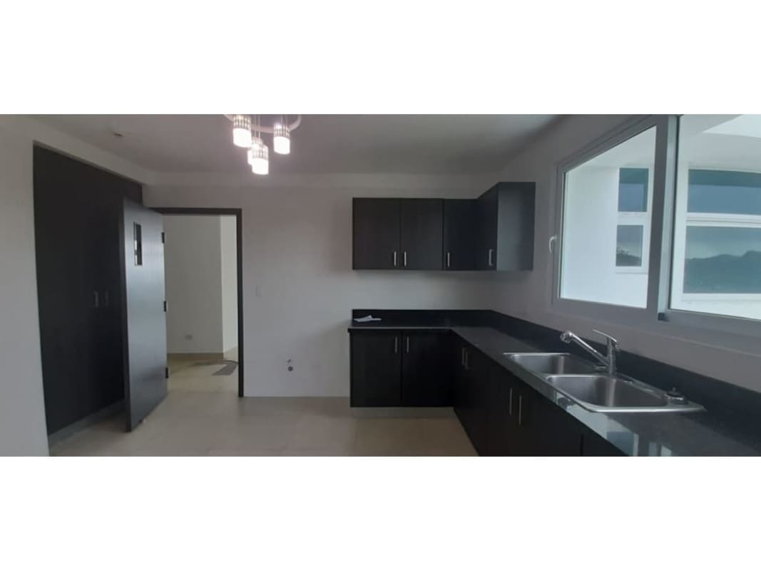 Master bedroom with walk-in closet and ensuite bathroom in PH Country Heights Panama City